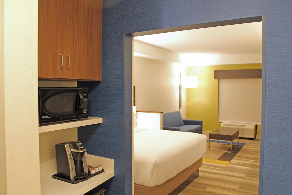 Holiday Inn Express Suites St Louis South I 55 16/52