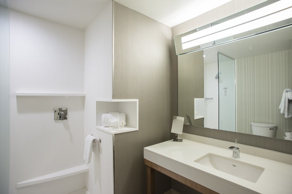 غرفة بسرير كينج مع أريكة لذوي الإعاقة