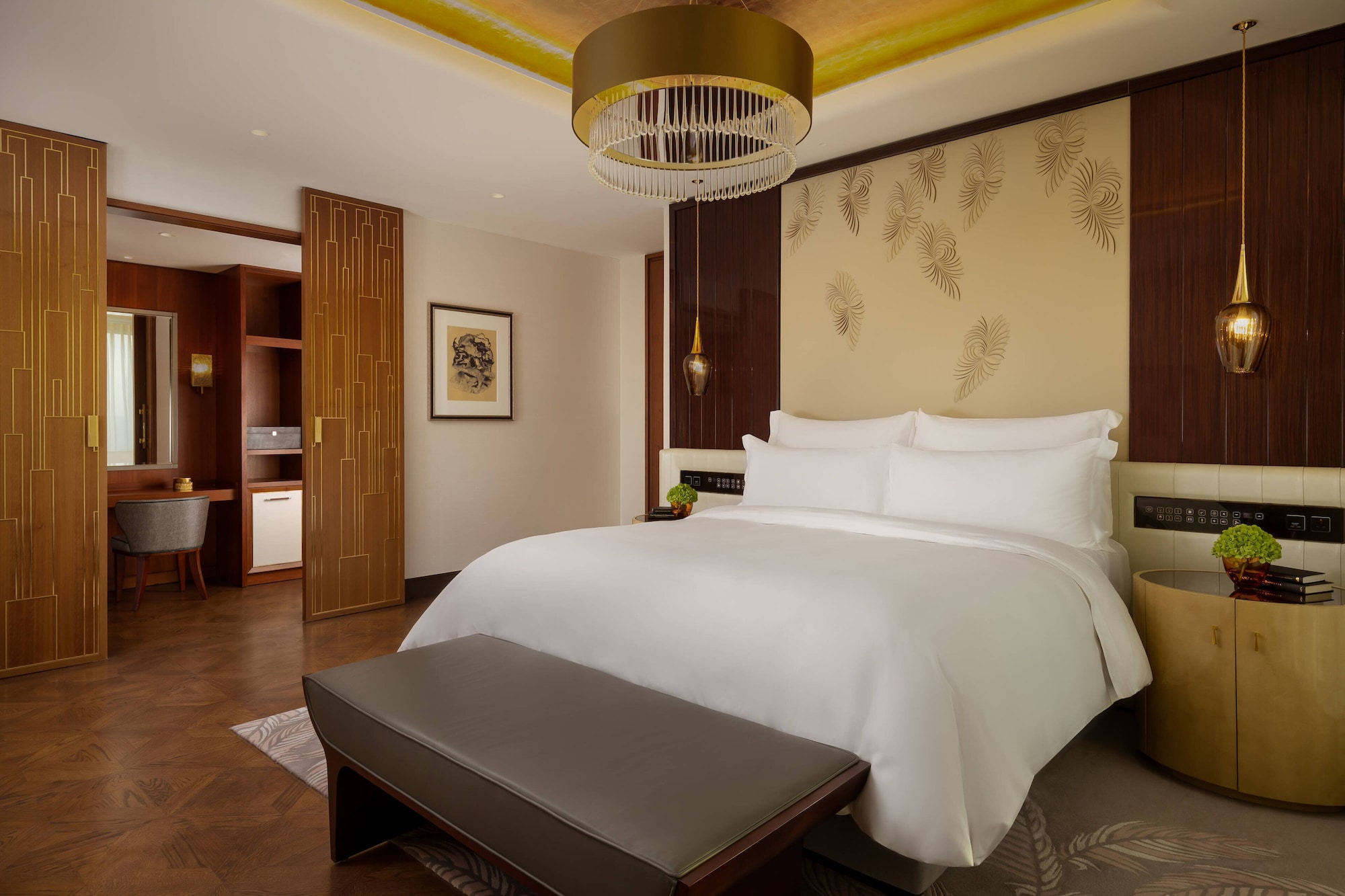 The Ritz, Suite, King Bed, Beach View
