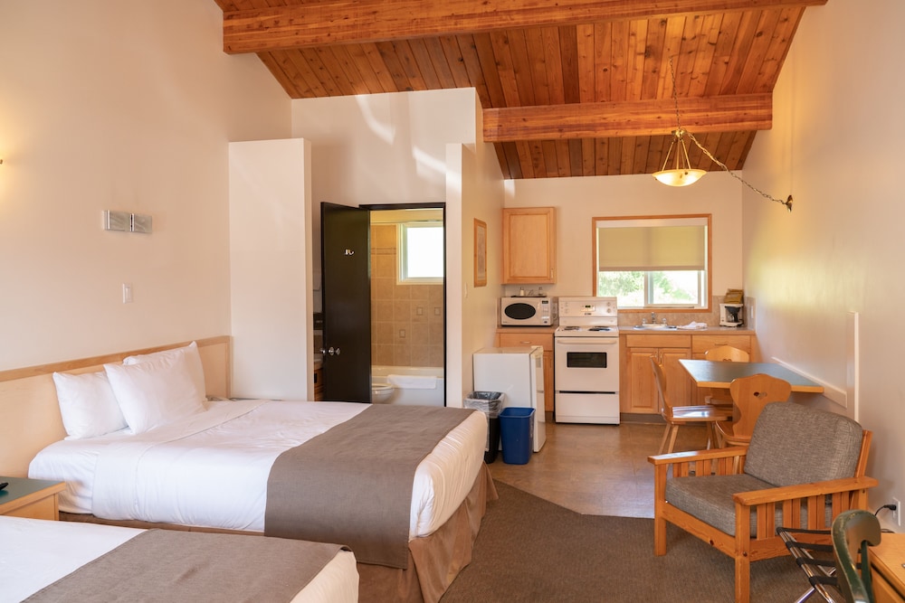 ROOM, 2 DOUBLE BEDS, KITCHEN