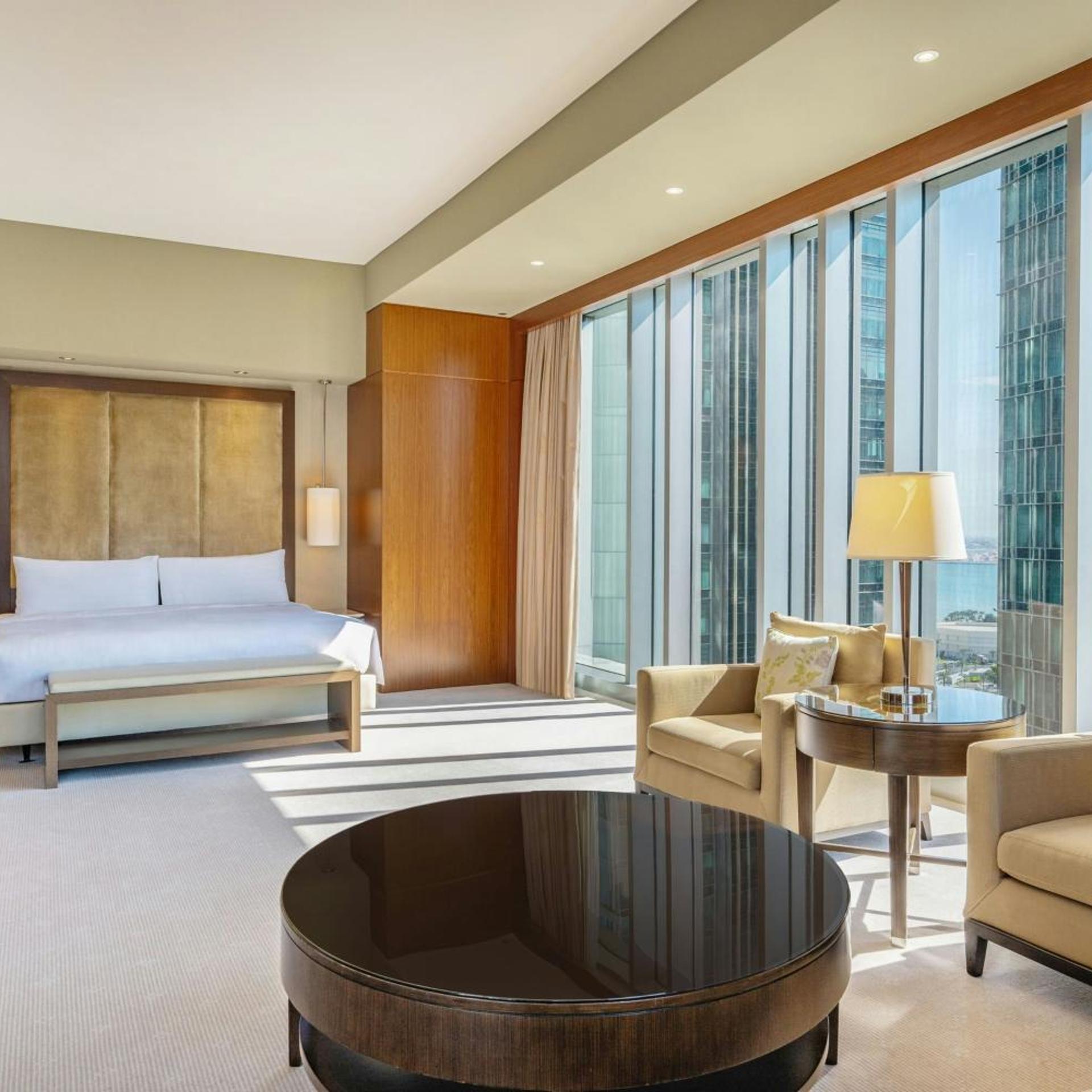 Suite, King Bed, Executive Lounge Access, Corner