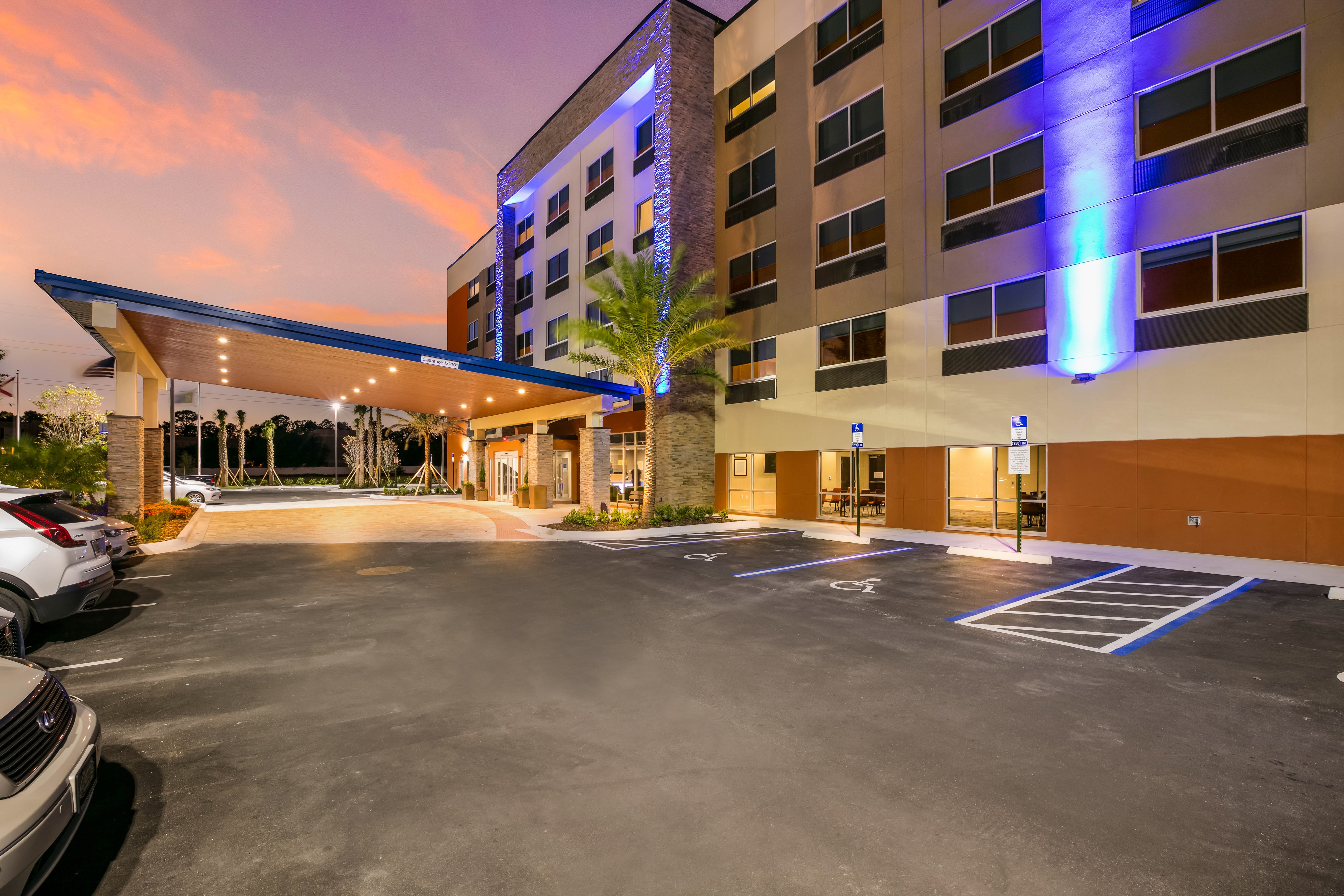 Holiday Inn Express Suites Jacksonville Town Center 41/46
