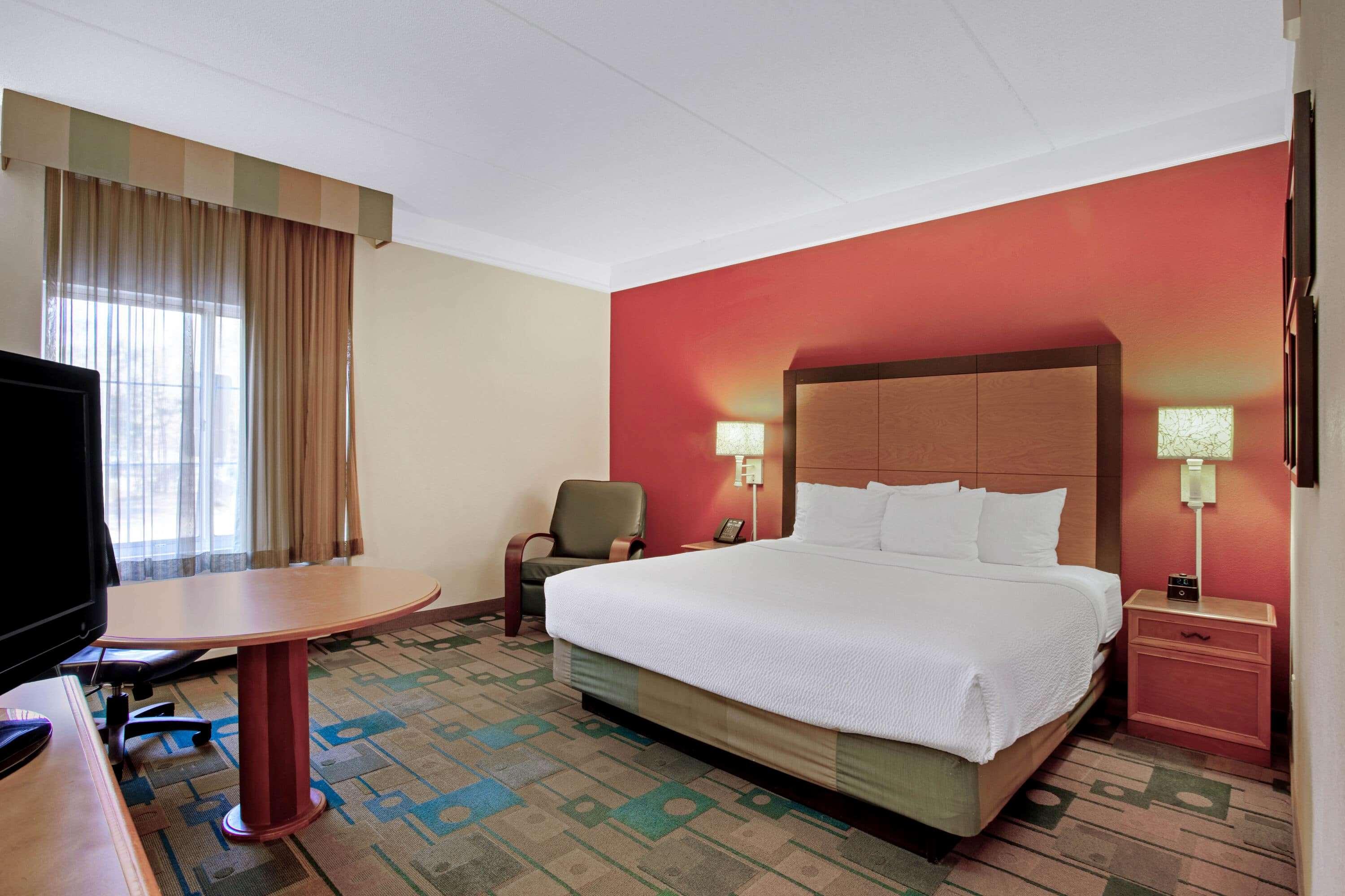 غرفة بسرير كينج، La Quinta Inn Suites Winston Salem 2/2