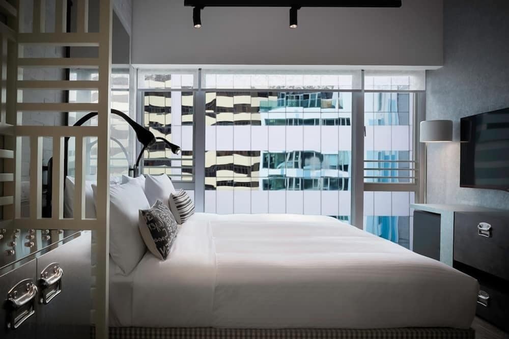 MINI, QUEEN BED
