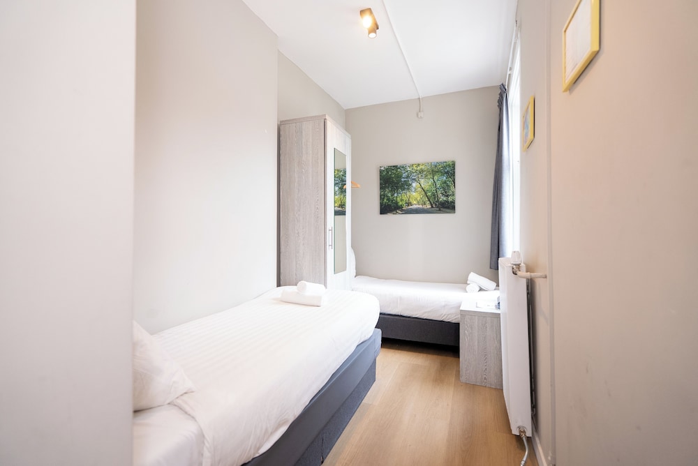 Crown Hotel 28/50