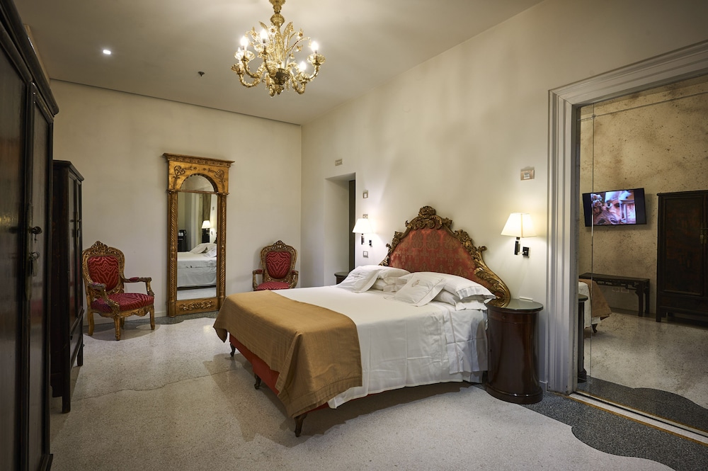 JUNIOR SUITE, KING BED, CANAL VIEW, TERRACE