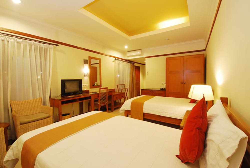 YULIA BEACH INN 33/67