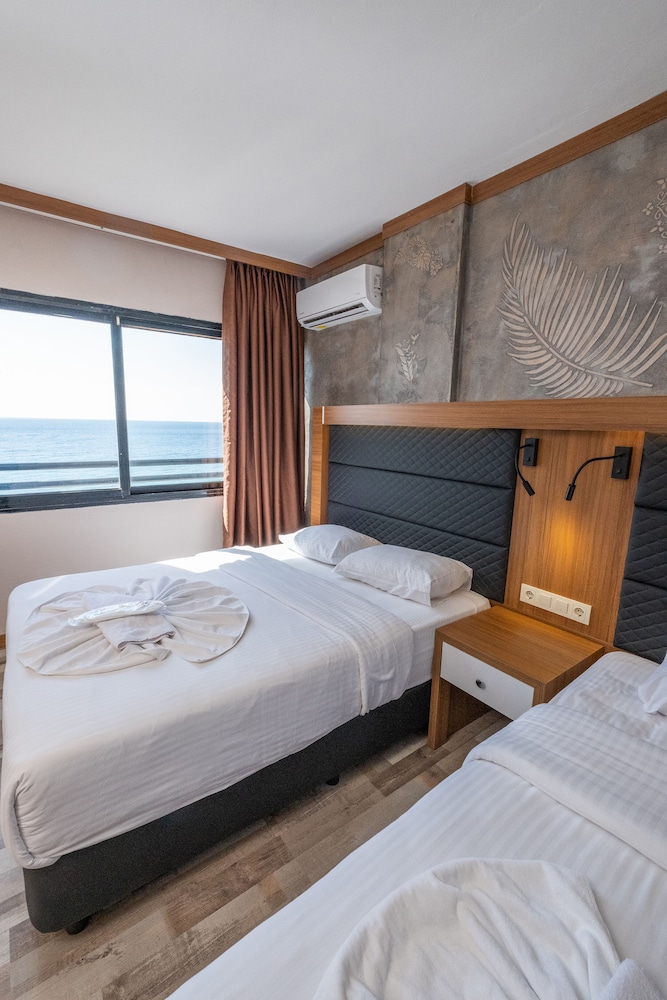 Sunday Hotel 21/50