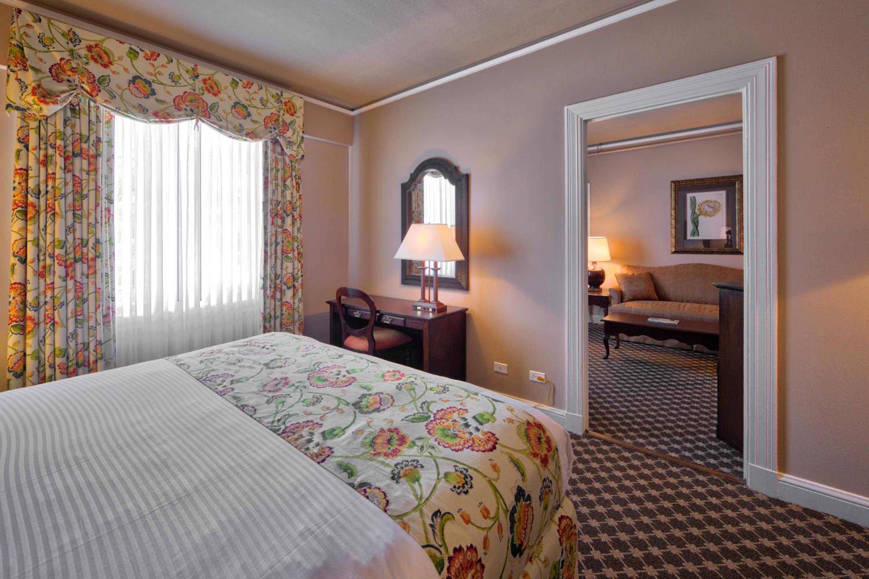 Suite, Queen Bed, City View