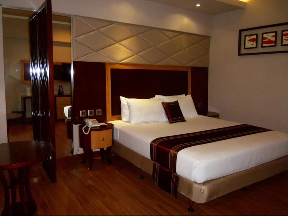 DELUXE, QUEEN BED