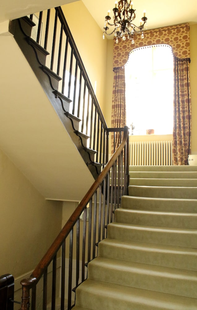 Aylworth Manor 17/50