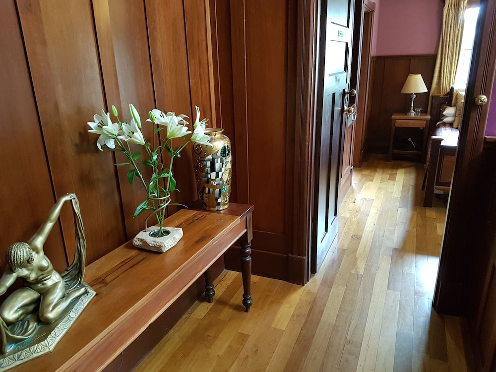 Bridgefield Guest House 50/50