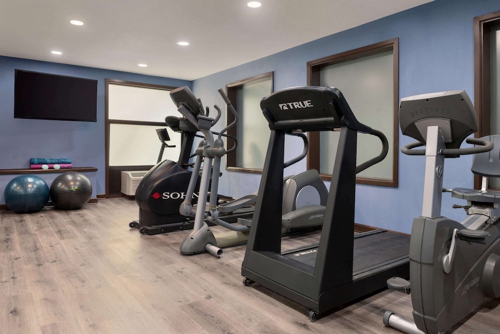 Days Inn and Suites by Wyndham Merrillville 12/28