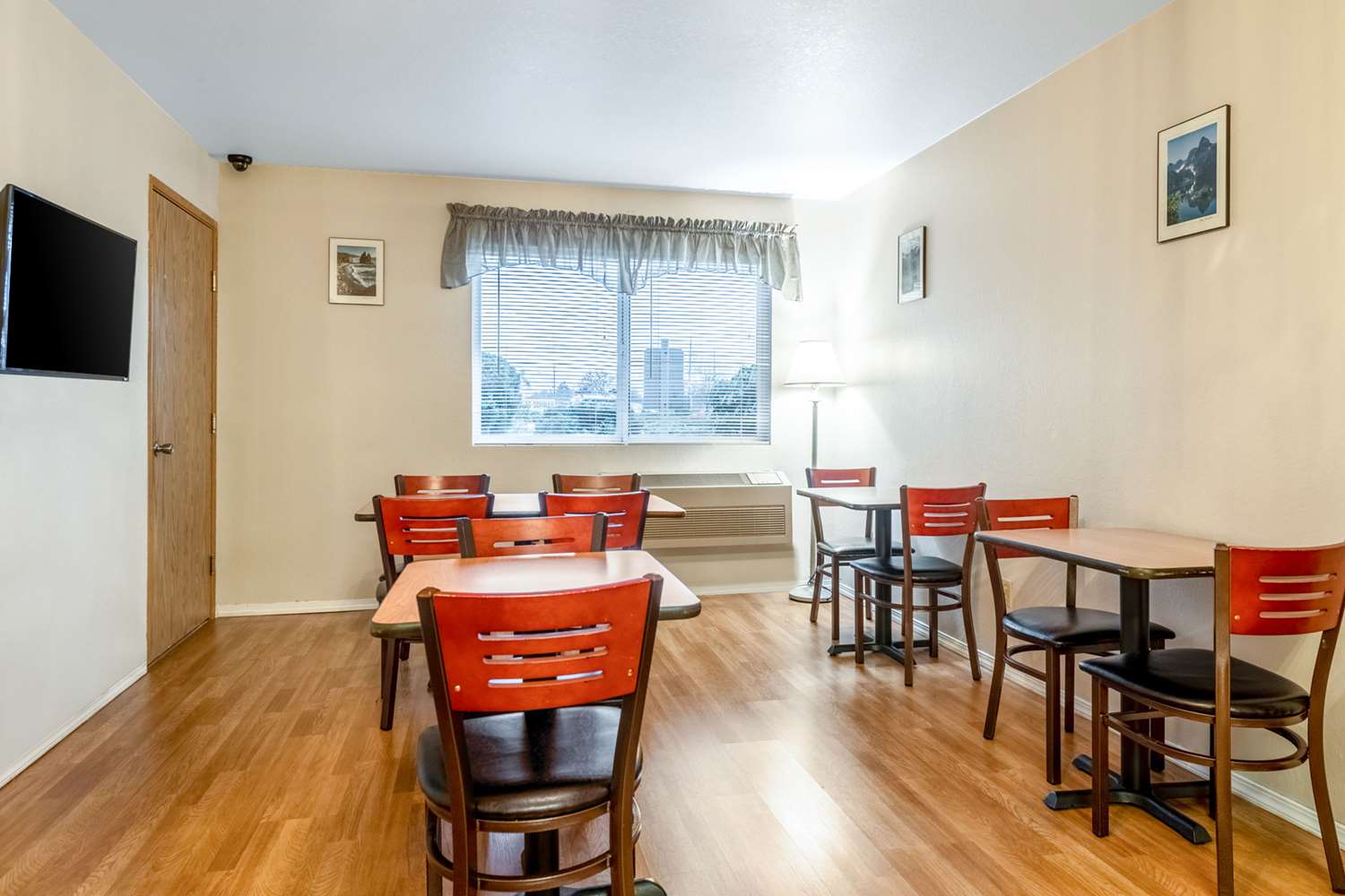 Econo Lodge Washington Harbor 27/30