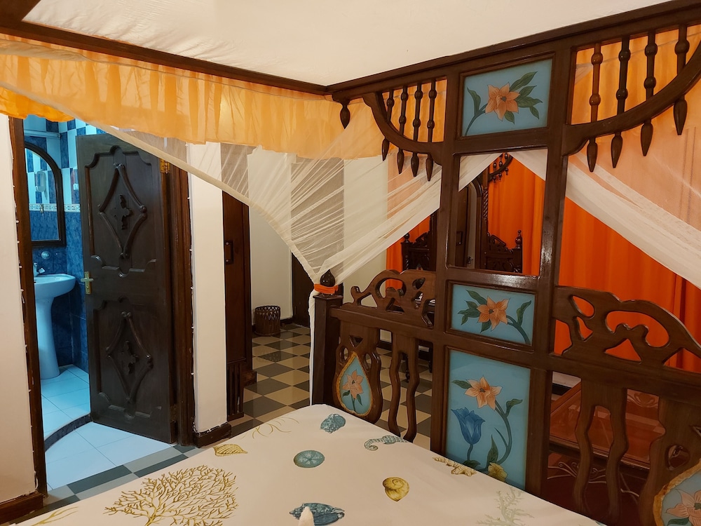 TAUSI PALACE HOTEL 82/90
