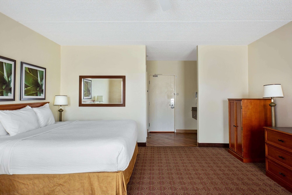 La Quinta Inn & Suites by Wyndham Sawgrass 14/55