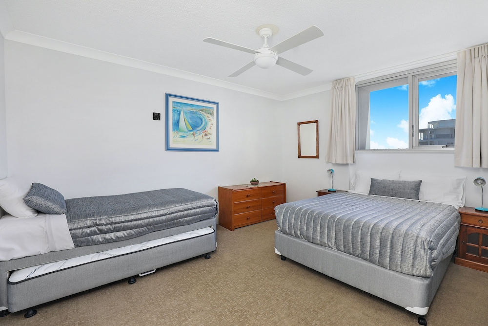 ELOUERA TOWER BEACHFRONT APARTMENTS 18/69