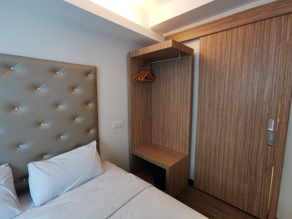 Ease Hotel 23/37