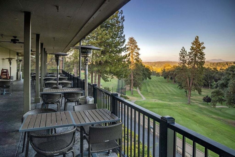 Star of the Mountain - The Star of Your Vacation by Yosemite Region Resorts 20/35