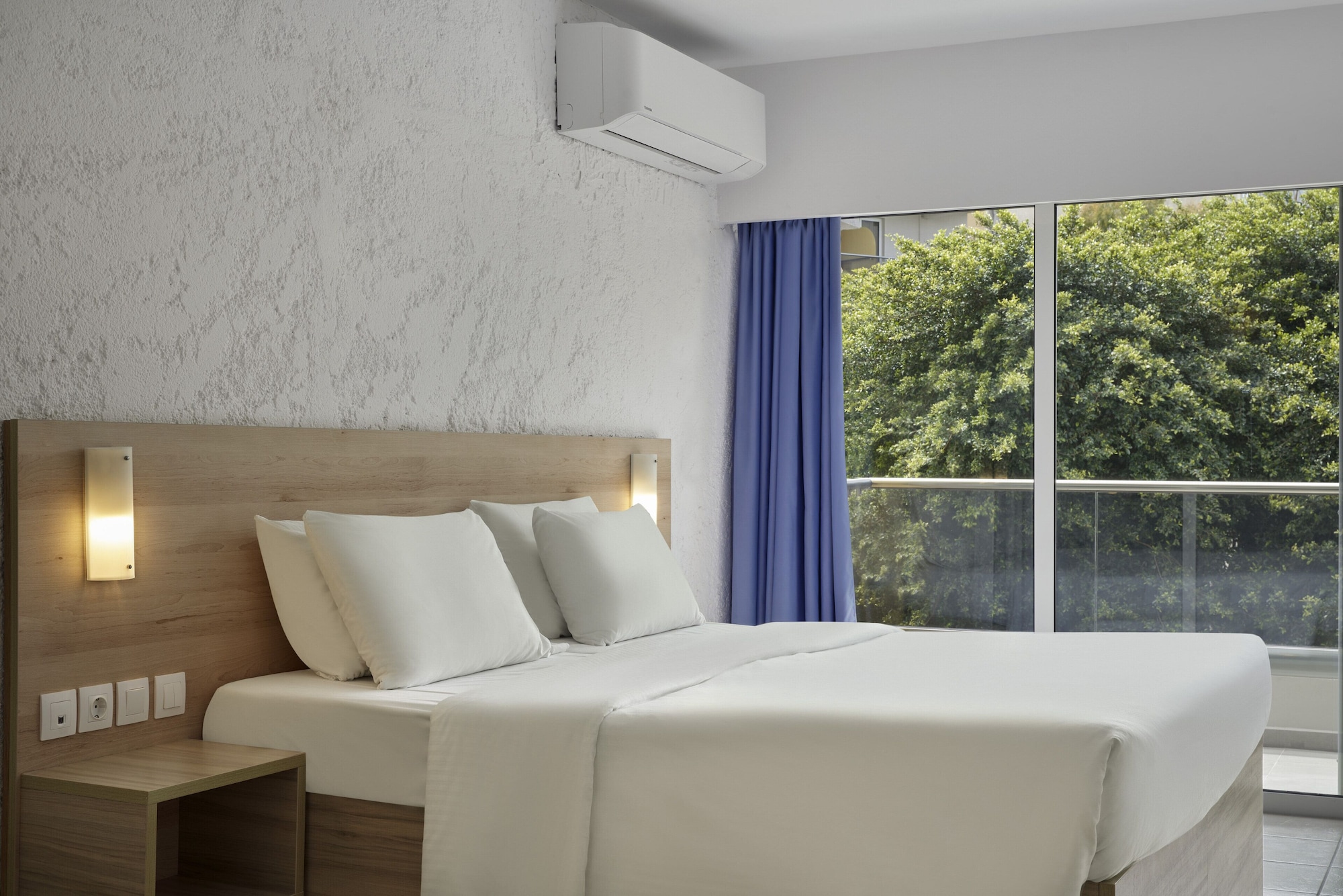 ROOM, DOUBLE OR TWIN BED