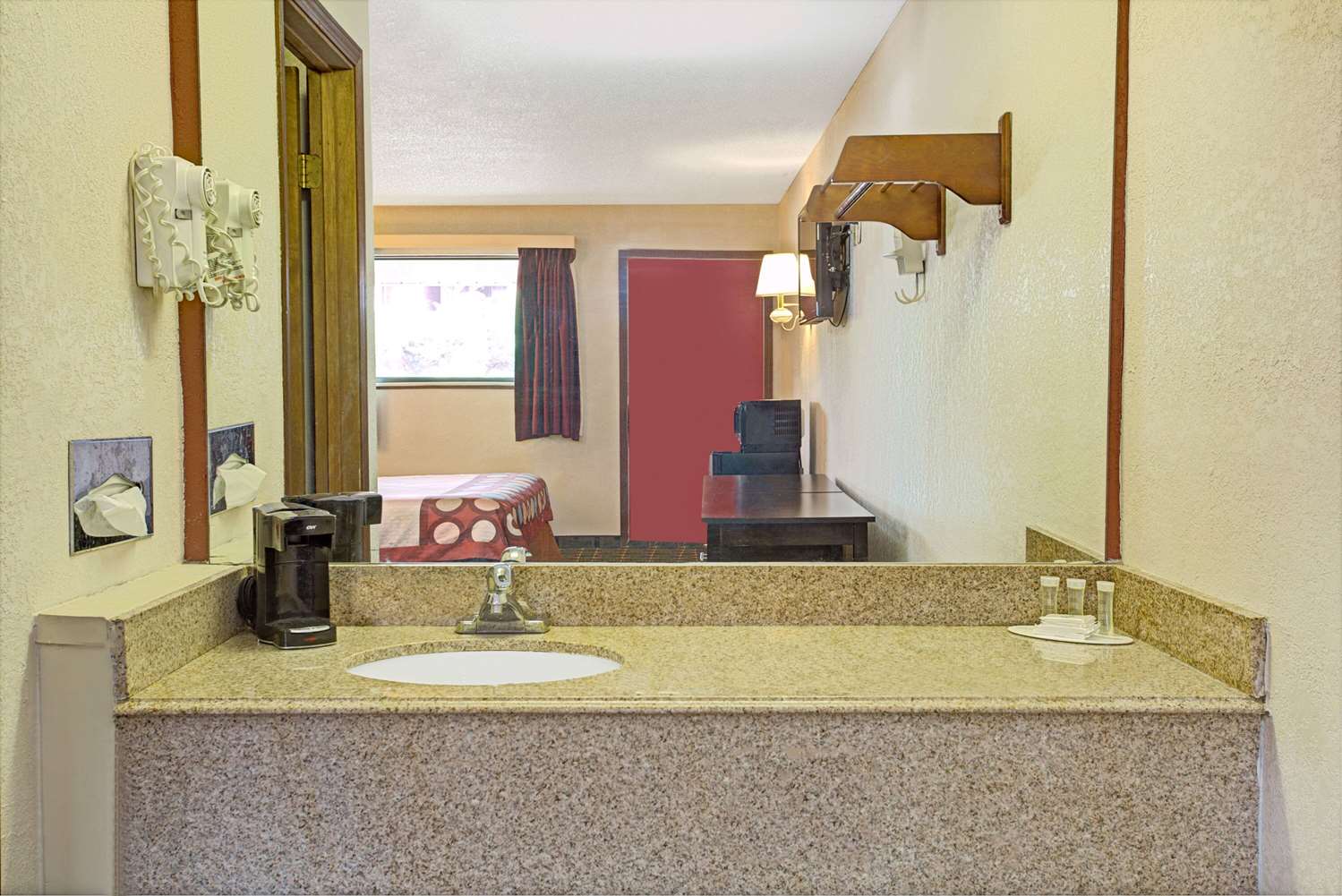 Super 8 by Wyndham Cincinnati/Springdale OH 17/17