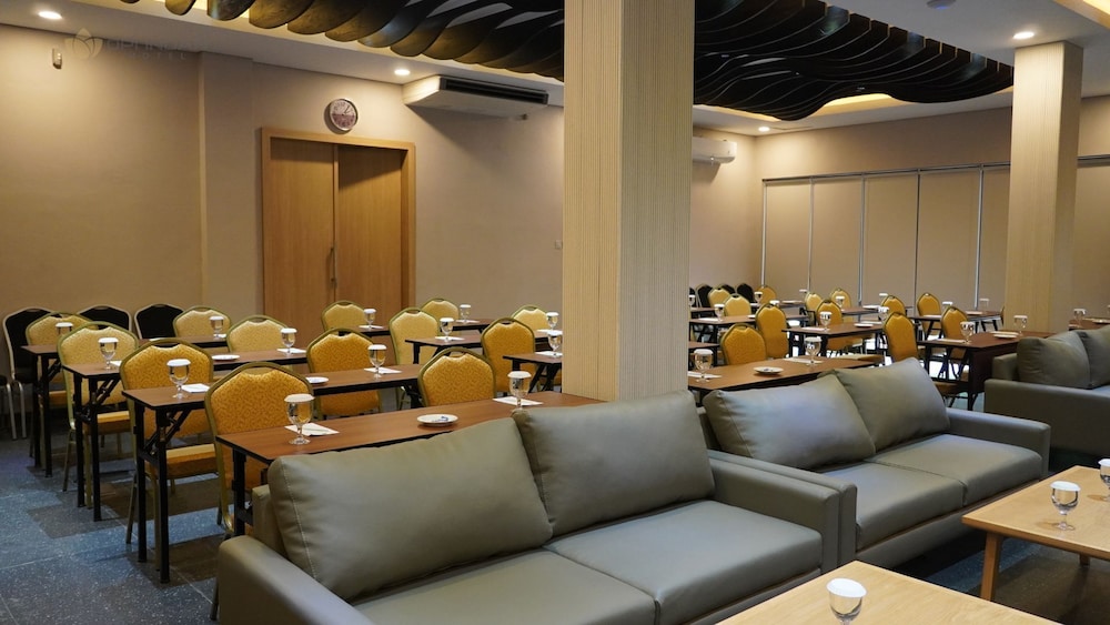 Opi Indah Hotel 44/52