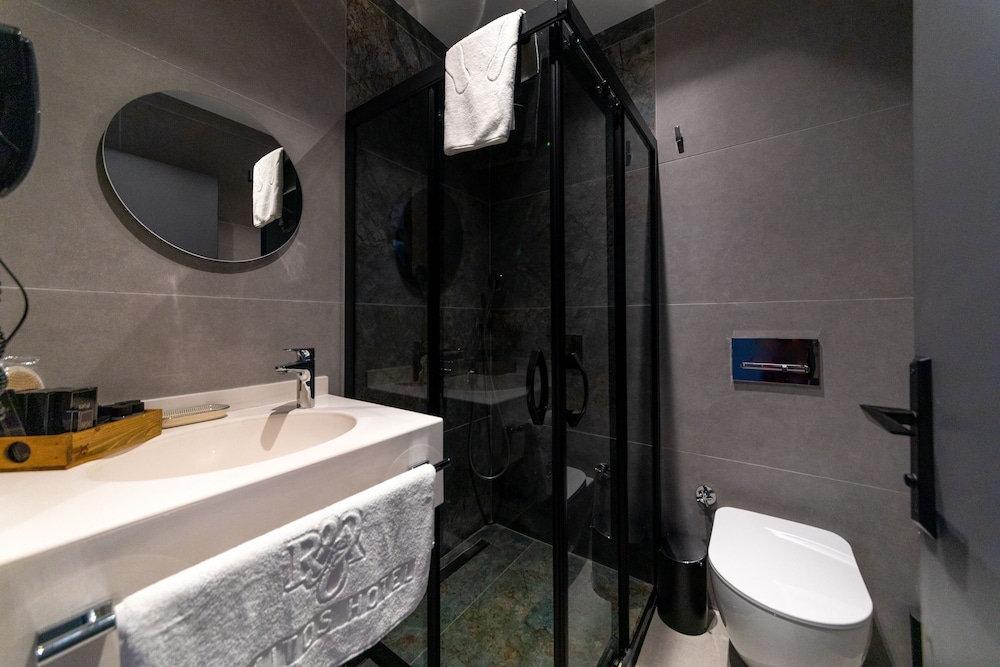 Ramitos Boutique Hotel 64/65