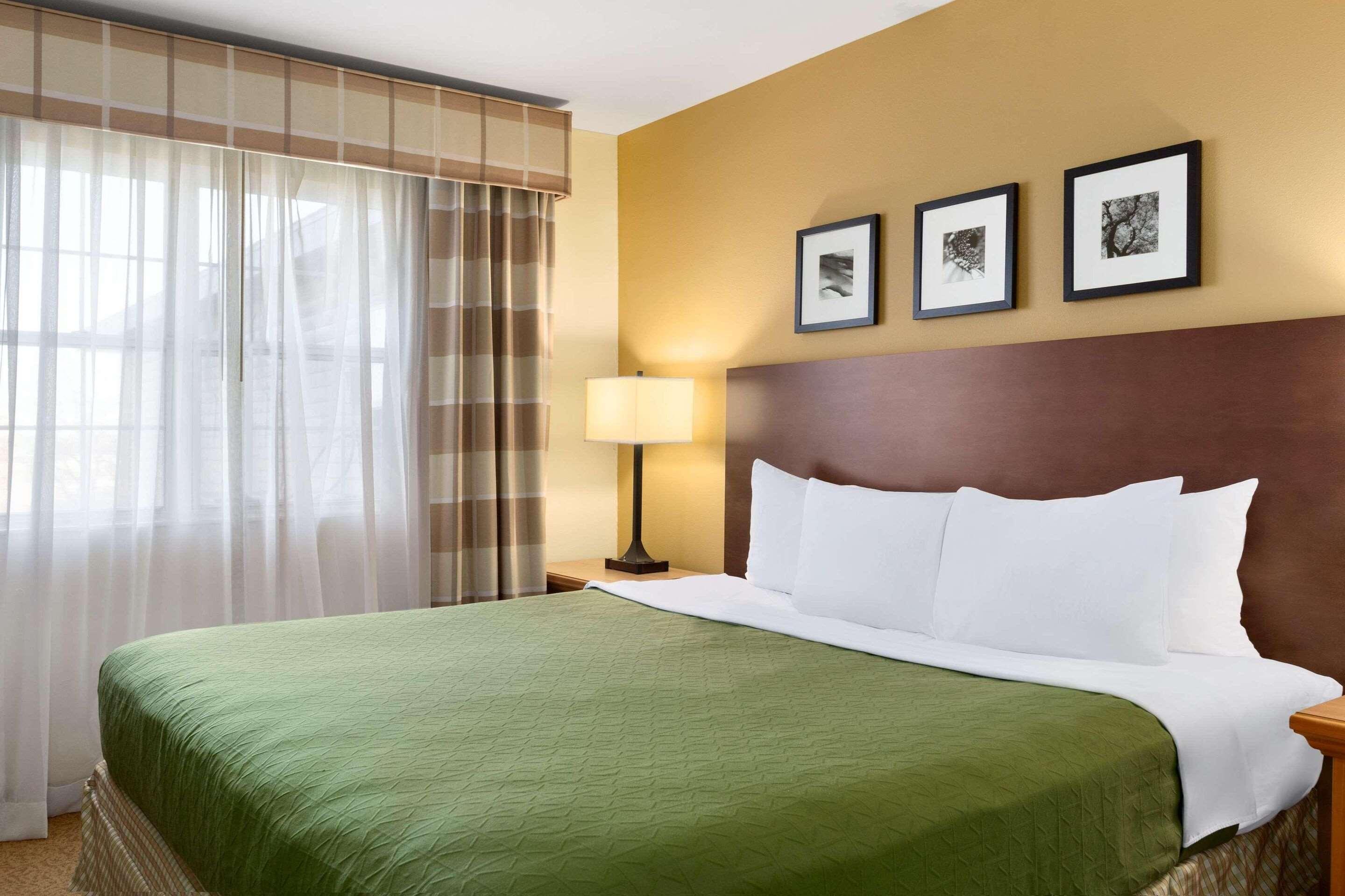 SUITE, KING BED, ACCESSIBLE