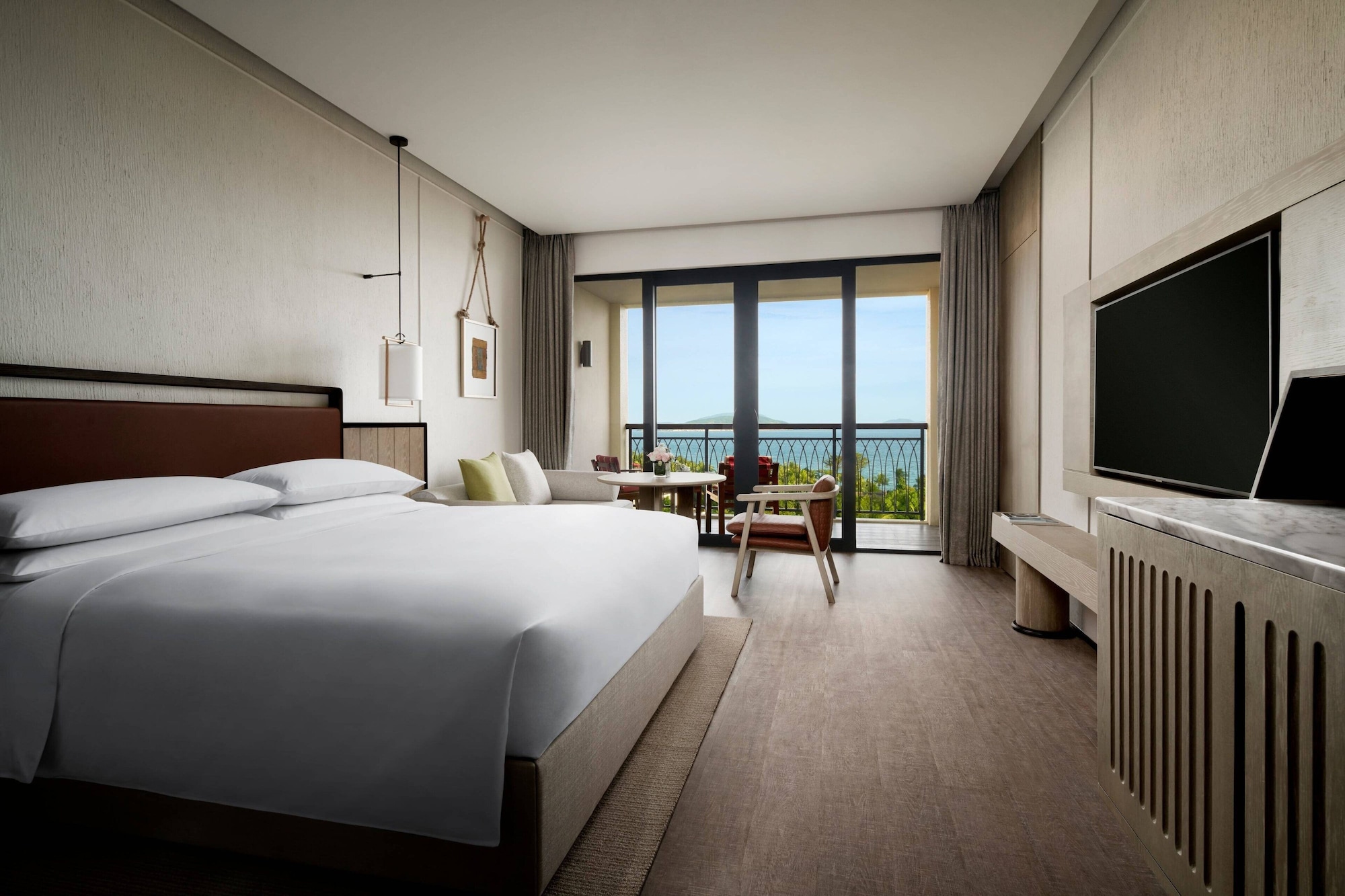 غرفة بسرير كينج بإطلالة على البحر، Marriott Yalong Bay 2/6