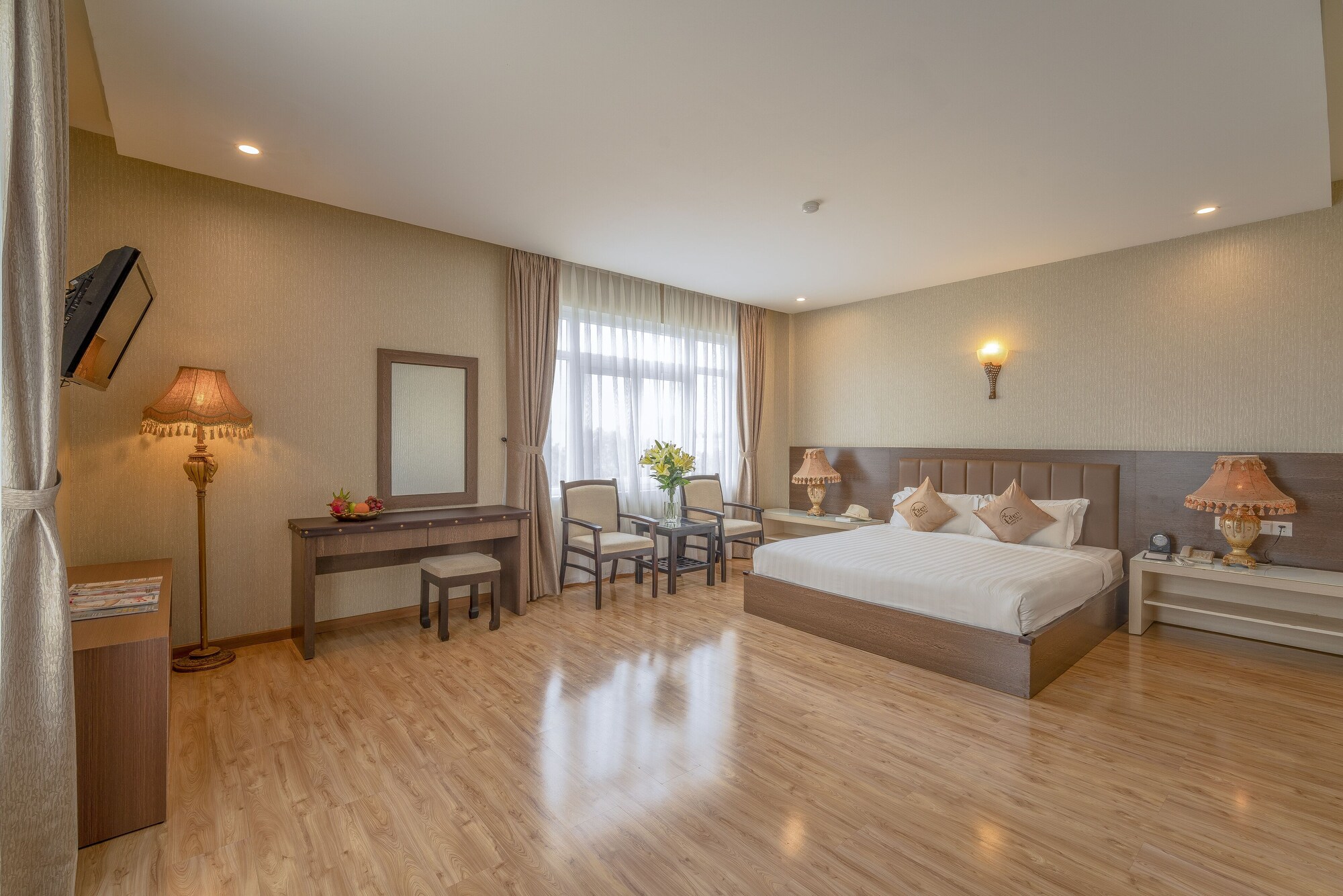DELUXE, KING BED