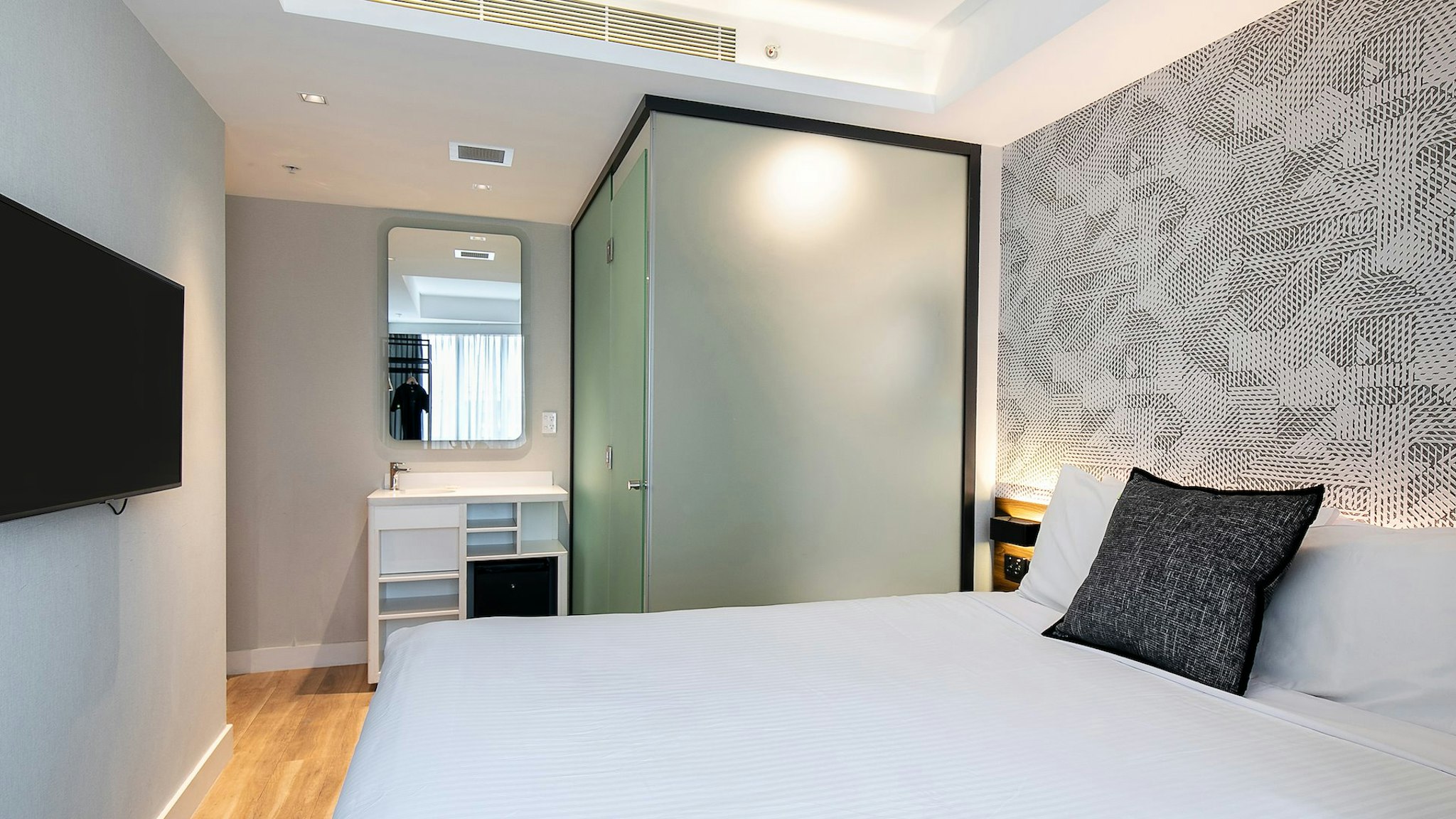STANDARD, QUEEN BED
