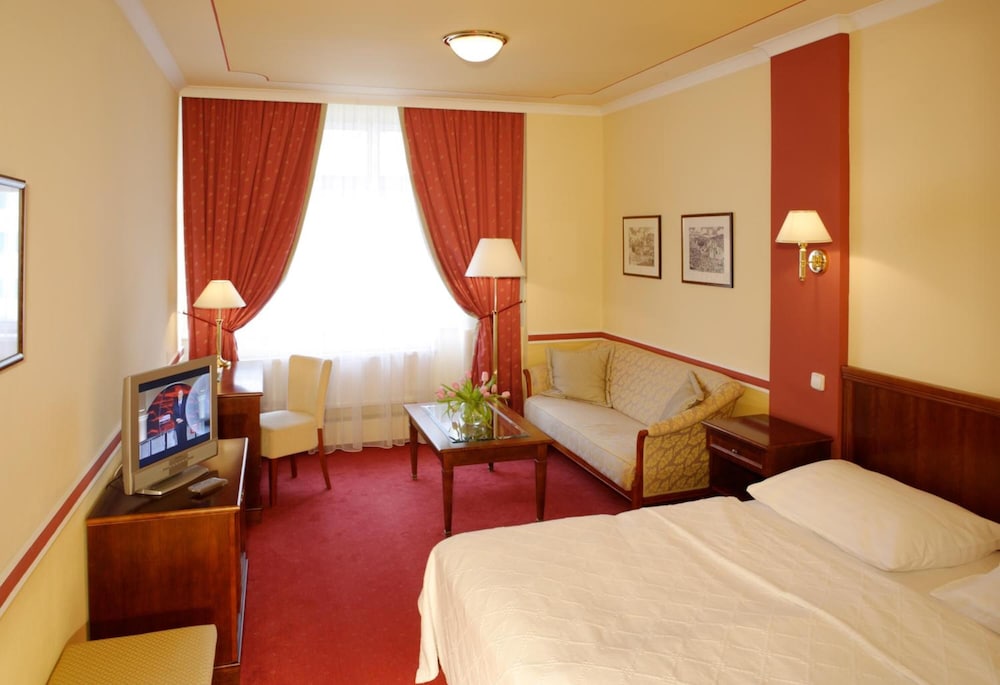 Embassy Hotel 7/40