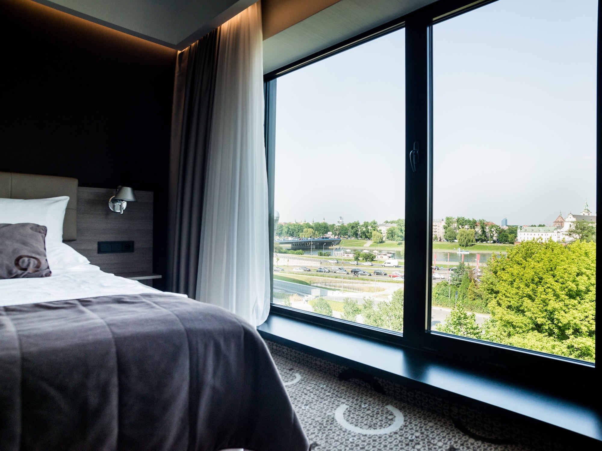 EXECUTIVE, QUEEN BED