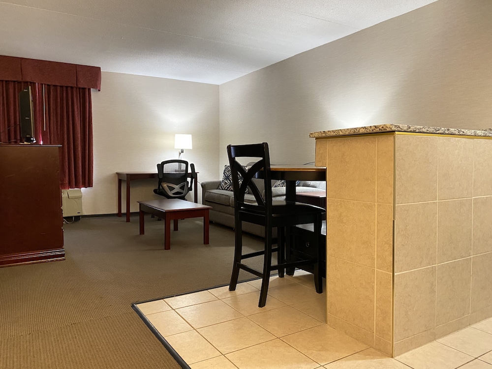 Clarion Inn and Suites Grand Rapids Airport 56/63