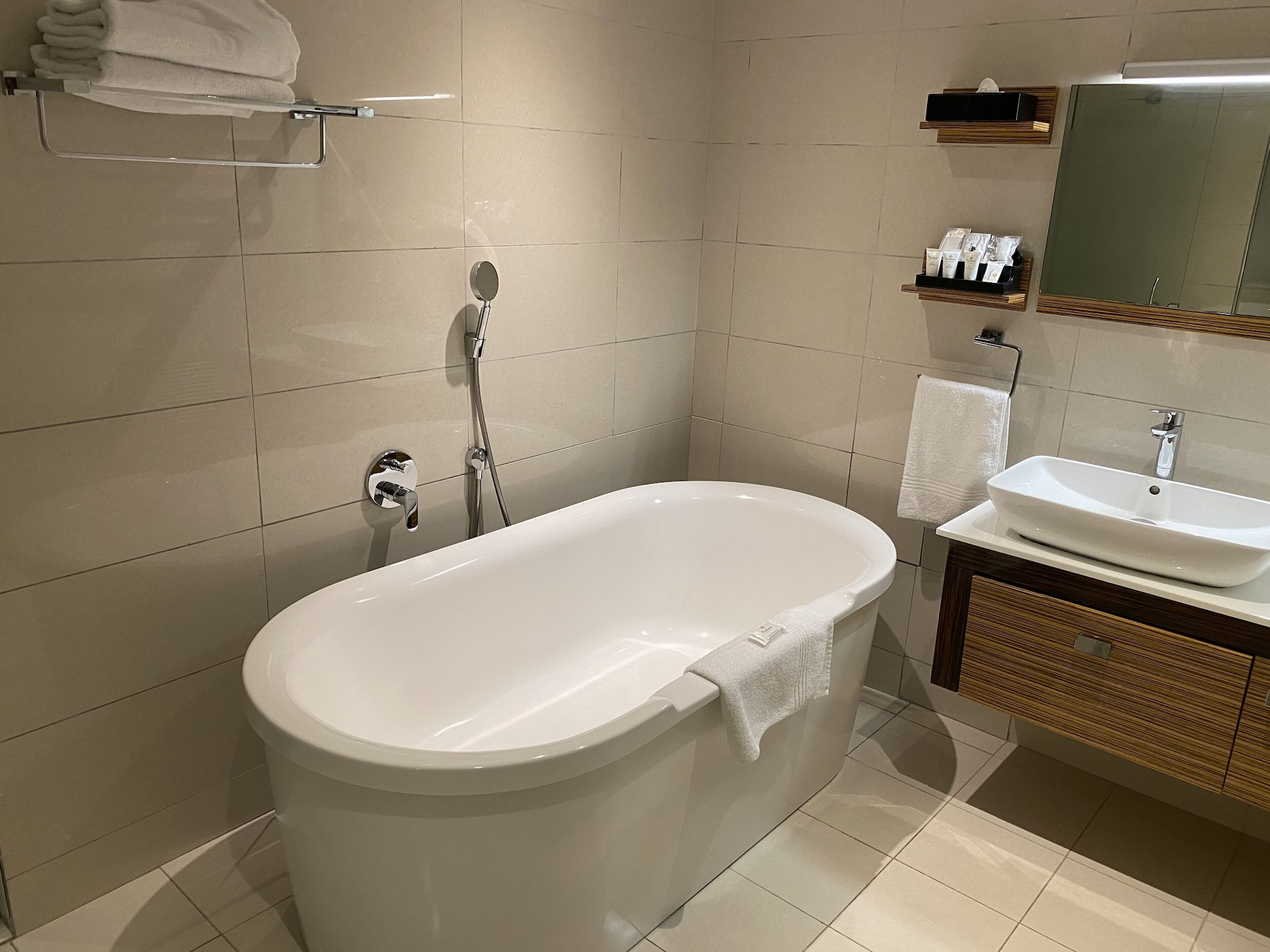 جناح تنفيذي بسرير كينج بإطلالة جزئية على البحر، Coastlands Umhlanga Hotel 6/6