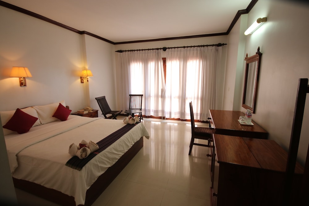 DELUXE, DOUBLE OR TWIN BED