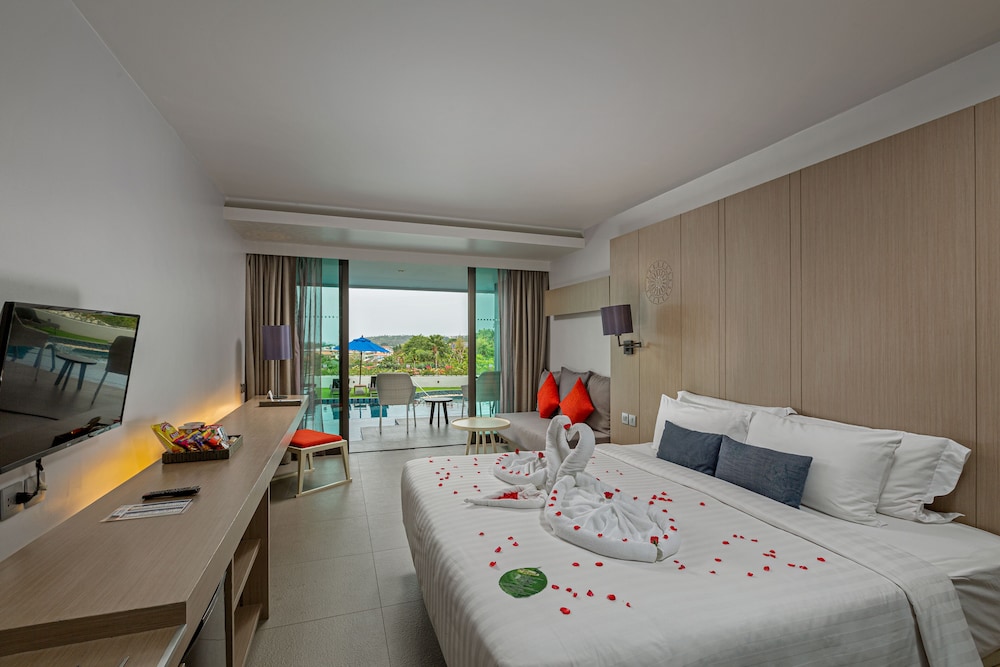 Deluxe Pool Access