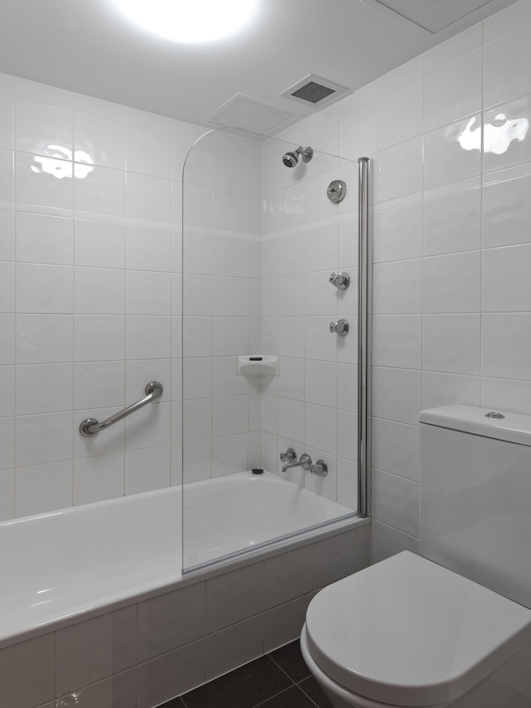 NOVOTEL SURFERS PARADISE 13/64