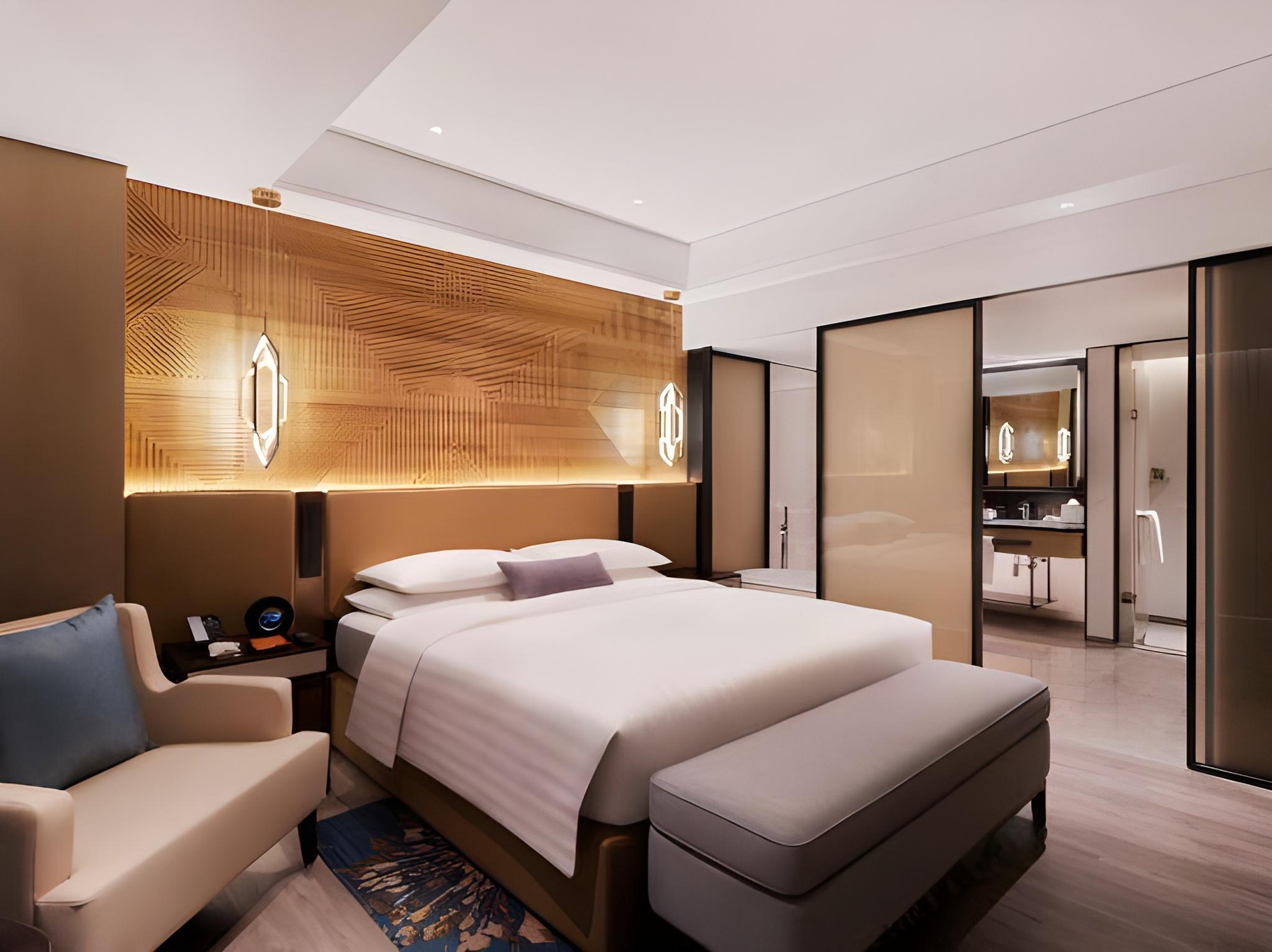 Business, Suite, Queen Bed