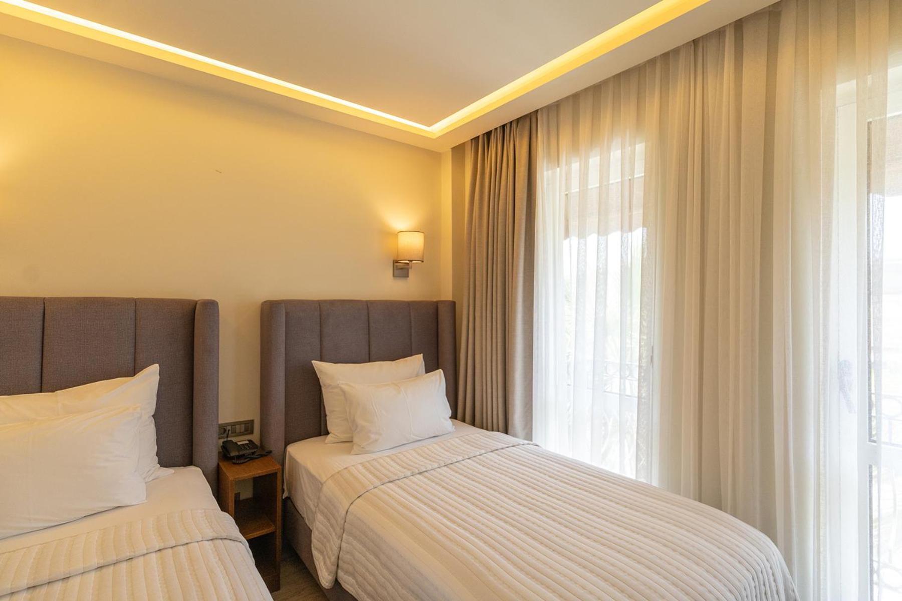 Room, Twin Beds, French Balcony