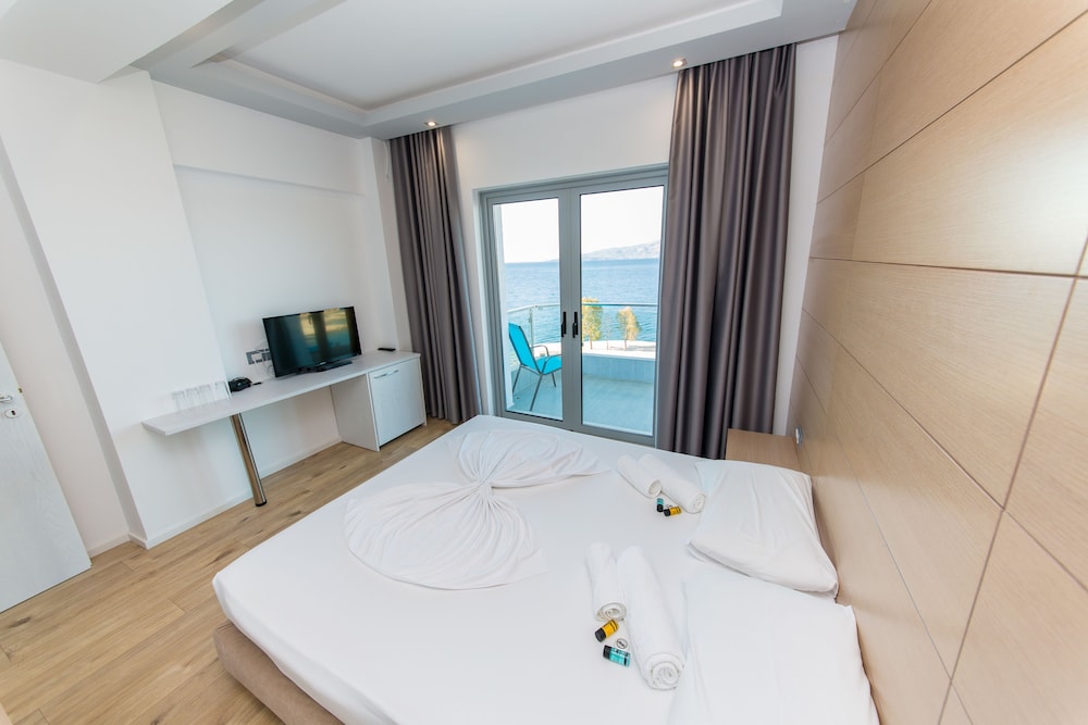 غرفة عائلية بسرير كوين وسريرين منفصلين بإطلالة على البحر بشرفة بغرفتي نوم، Hotel Saranda Palace 9/10