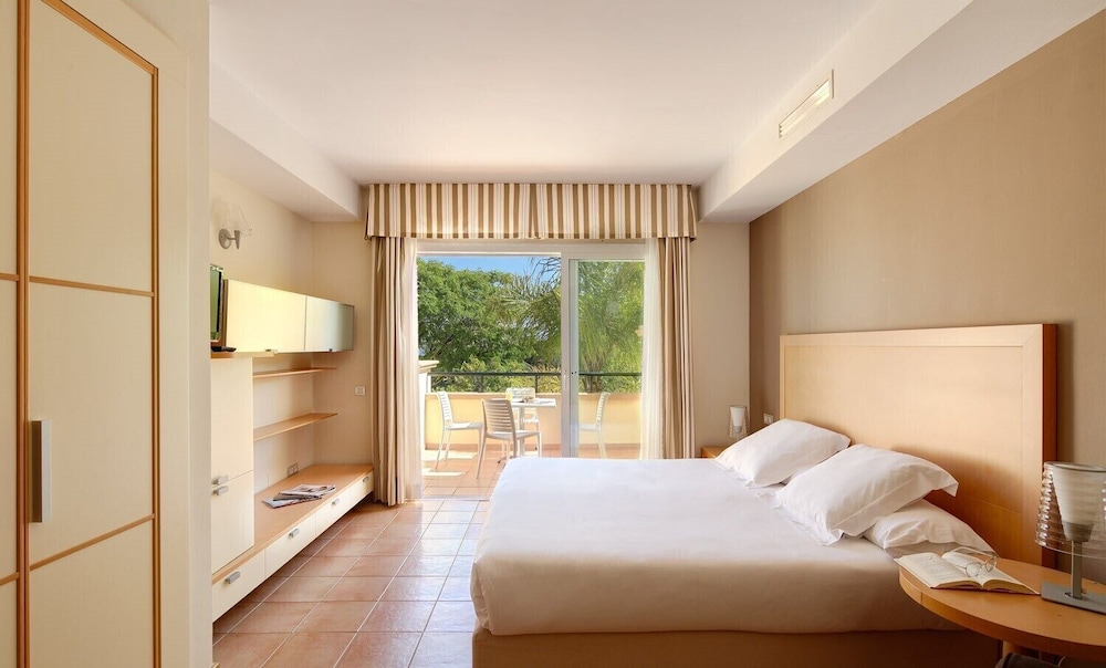 STUDIO, KING BED, SOFA