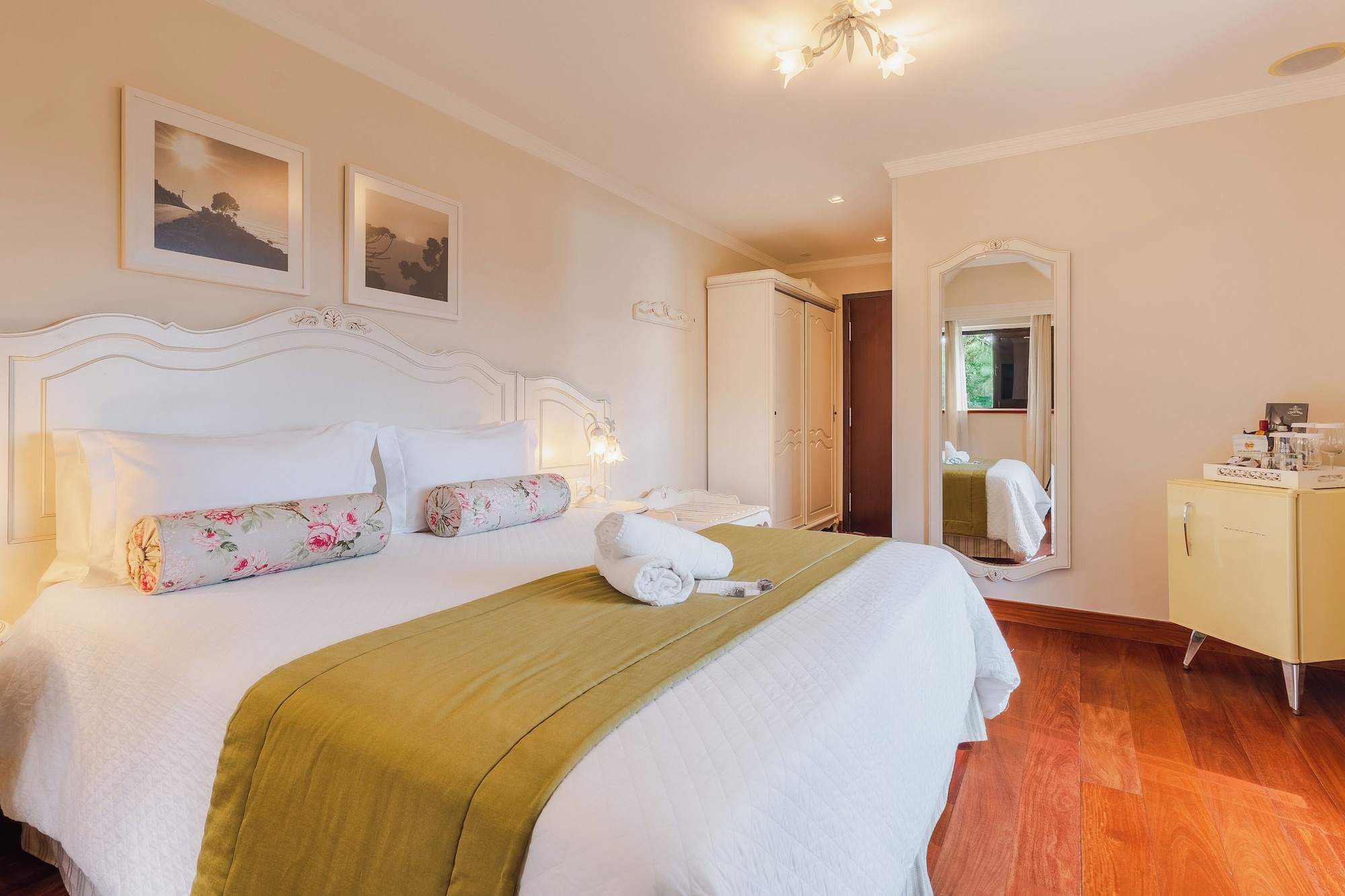 DELUXE, KING BED