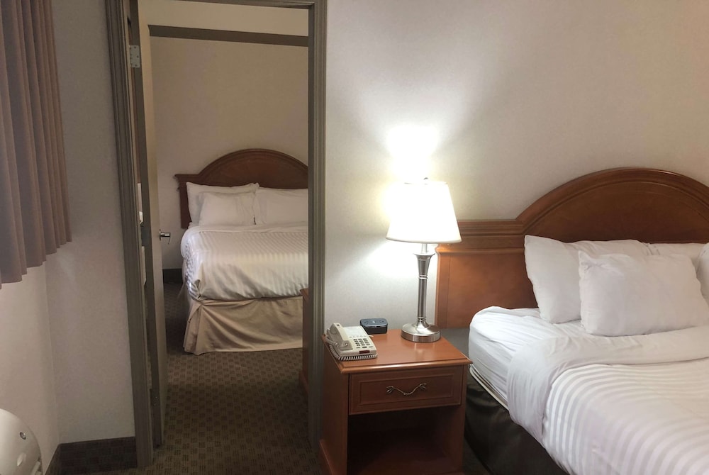 Ramada By Wyndham Edmonton South 6/33