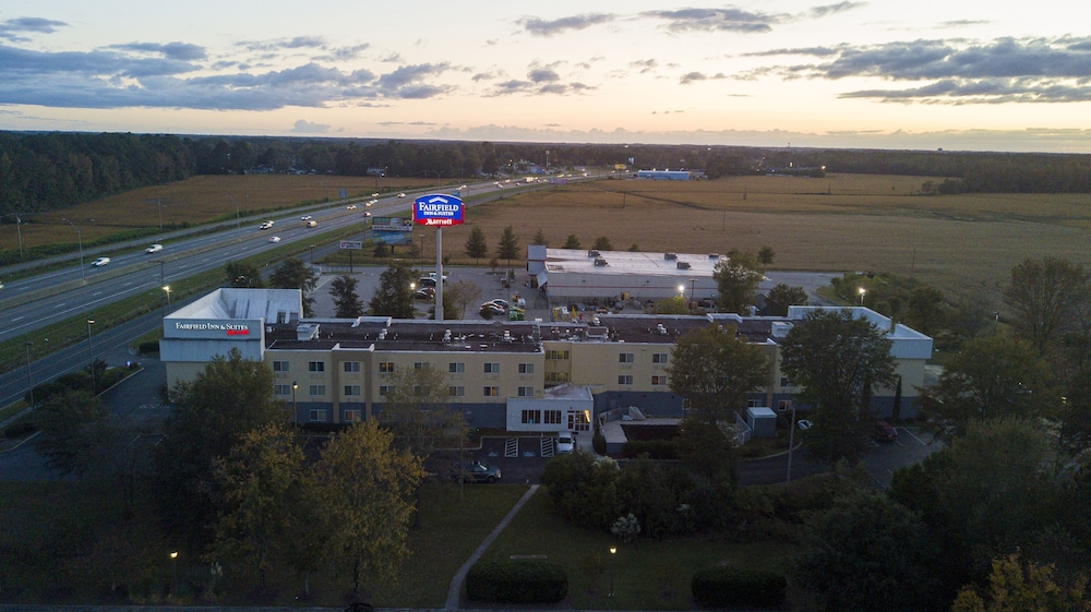 FAIRFIELD INN AND SUITES LUMBERTON 13/35