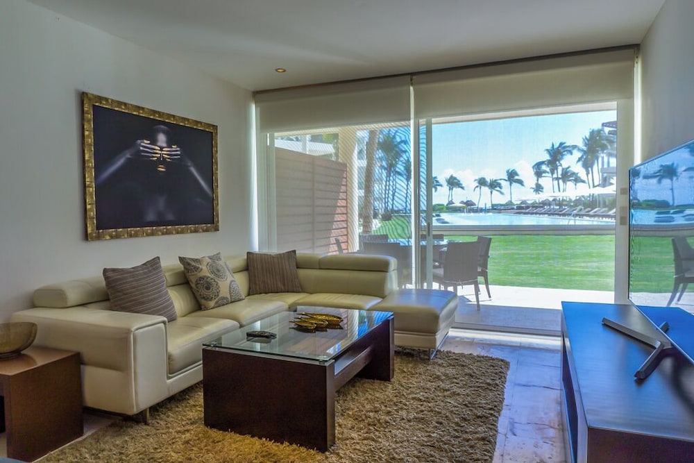 The Elements Oceanfront & Beachside Condo Hotel 25/50