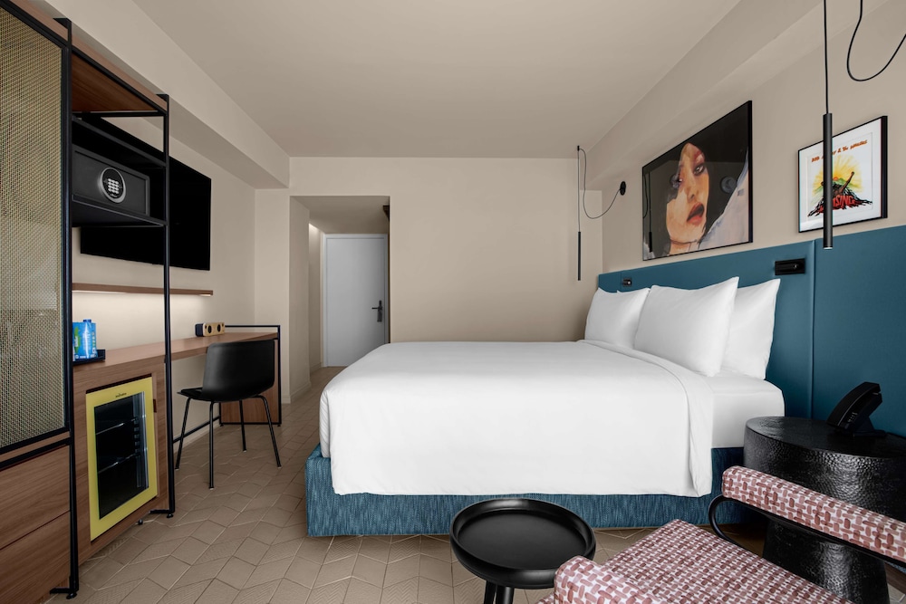 DELUXE, KING BED