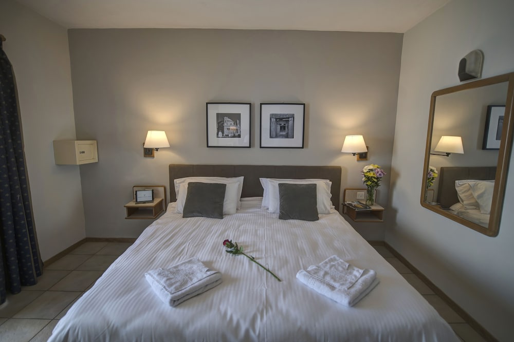 ROOM, DOUBLE OR TWIN BED