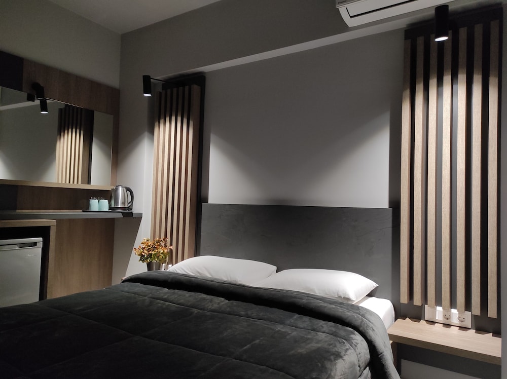 غرفة قياسية بسريرين منفصلين بشرفة، Elizabeth Queen Luxury Rooms 5/10