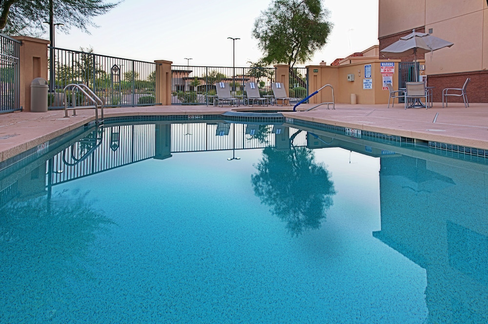 Holiday Inn and Suites Goodyear West Phoenix Area, an IHG Hotel 5/44